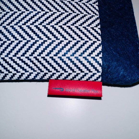 British Airways World Traveler Plus Business Class Wash/Amenity Kit with Pouch - Picture 2 of 3